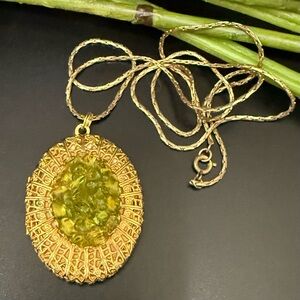 Vintage Unsigned Green Stones Gold-tone Filigree Locket Pendant Necklace 22.9g.